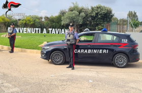 Ricercato da 19 anni per sfruttamento della prostituzione: 52enne scovato in un bar a Taviano, incastrato da un tatuaggio
