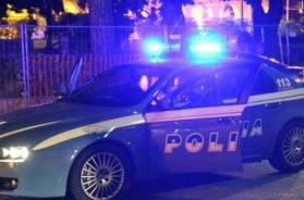 Strappa collanina d'oro a un ragazzo che passeggiava con la fidanzata: a Bari fermato 19enne