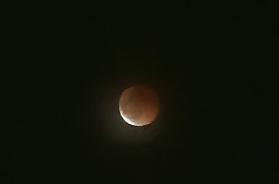 Eclissi di luna, il cielo tinto di rosso incanta la Puglia e conquista i social: pioggia di scatti