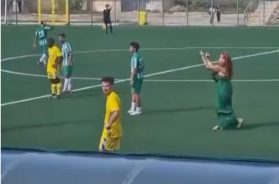 Manduria, entra in campo e fa il dito medio all'arbitro: espulsa la vice presidente Elsa Occhilupo VIDEO