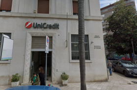Brindisi, colpo alla Unicredit di Corso Garibaldi: svuotate le cassette di sicurezza, ladri entrati da un buco