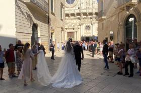 Lecce in festa per le nozze del fratello di Charles Leclerc: folla in piazza per l’arrivo della sposa