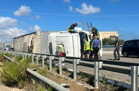 Camion si ribalta verso Brindisi, traffico rallentato sulla statale 16
