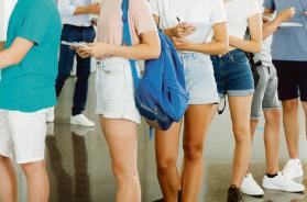 Scuola, nuove regole sul dress code: no a shorts, canottiere e unghie lunghe. Siete d'accordo?
