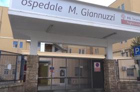 Manduria, maneggia tanica di benzina con sigaretta accesa: esplosione, 52enne ustionato trasferito d'urgenza a Napoli