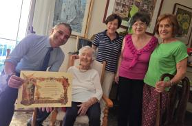 Monopoli festeggia i 103 anni di Gaetana Barnaba: pergamena e auguri dal sindaco