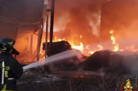 Maxi incendio a Giovinazzo, distrutti due capannoni, un terzo danneggiato: sotto sequestro