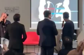 Il karaoke di Decaro a Laterza: parte “Non mollare mai”, ma non la riconosce  VIDEO