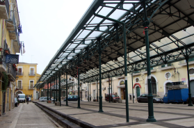 Foggia, violenta aggressione in Piazza Mercato: 19enne picchiato dal branco, medicato in ospedale