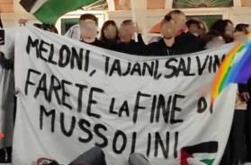 Polemica a Bisceglie: striscione choc contro il Governo «Farete la fine di Mussolini»