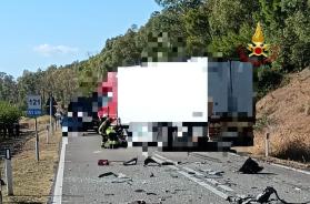 Tragico incidente sulla SS 598 a Scanzano Jonico: scontro tra auto e camion, quattro morti e sei feriti