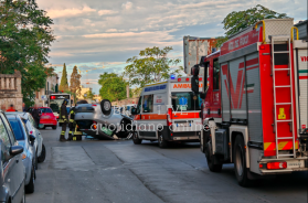 Bari, auto si ribalta in via estramurale Capruzzi: donna alla guida soccorsa da 118