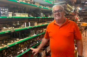 Bari, al quartiere Madonnella la bottega dove è sempre Natale: un maestro artigiano crea presepi da 50 anni