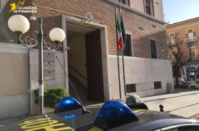 Telefoni e droga ai detenuti in carcere: arrestato agente penitenziario a Foggia