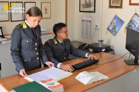 Vendono auto di lusso online e spariscono con l'acconto di 8mila euro di una vittima salentina: denunciati in due