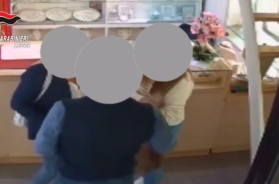 Fingono di voler comprare gioielli e fuggono con 1000 euro di preziosi: arrestate due donne a Lequile VIDEO