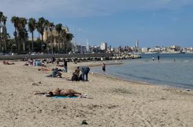 Bari, il fine stagione a Pane e Pomodoro tra turisti in acqua e un piccione morto sulla spiaggia