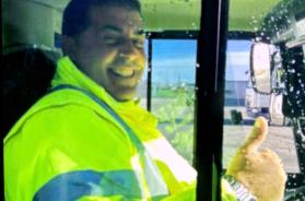 Tragedia a Brindisi: ha un malore mentre guida il camion dei rifiuti, morto 59enne