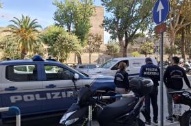 Bari, proiettile e ritaglio di una pagina della «Gazzetta» con la foto di un poliziotto a pochi passi dalla Questura: si indaga