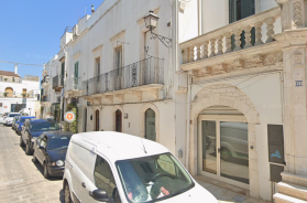 Cisternino, assalto notturno in gioielleria: ladri sfondano la vetrina con l’auto e fanno razzia di orologi, collane e anelli