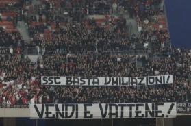 Bari, la contestazione dei tifosi al San Nicola: striscioni e fischi contro società e presidenza