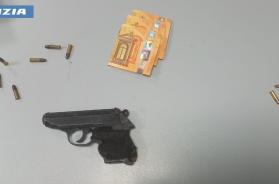 Taranto, scappa alla vista dei poliziotti e nella fuga perde delle cartucce: arrestato 22enne Taranto, scappa alla vista dei poliziotti e nella fuga perde delle cartucce: arrestato 22enne