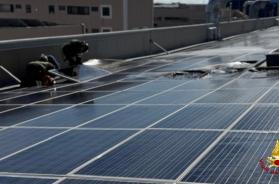 Modugno, incendio sul tetto di un capannone: bruciati pannelli fotovoltaici Modugno, incendio sul tetto di un capannone: bruciati pannelli fotovoltaici