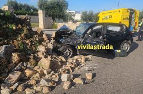 Auto va a sbattere contro un muretto sulla Monopoli-Castellana: morta una persona