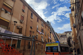 Taranto, la sosta selvaggia in Città Vecchia ostacola il salvataggio di una donna