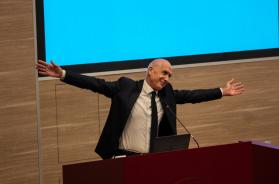 L’intelligenza artificiale Zoe «presenta» il nuovo rettore del Politecnico di Bari: si apre l’«era Fratino» L’intelligenza artificiale Zoe «presenta» il nuovo rettore del Politecnico di Bari: si apre l’«era Fratino»