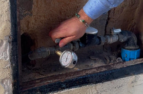 Taranto, da quattro giorni rubinetti a secco nella città vecchia: cittadini con i bidoni alle fontanelle Taranto, da quattro giorni rubinetti a secco nella città vecchia: cittadini con i bidoni alle fontanelle