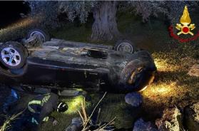 Schianto nella notte tra San Vito dei Normanni e Mesagne: auto esce fuori strada, morto un 20enne