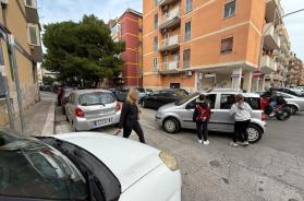 «Noi delle case popolari bloccati per colpa del parcheggio selvaggio». La protesta dei residenti: «I vigili non intervengono» «Noi delle case popolari bloccati per colpa del parcheggio selvaggio». La protesta dei residenti: «I vigili non intervengono»
