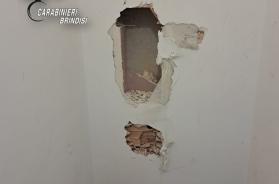 Francavilla Fontana, in casa con armi e 75mila euro nascosti nell'intercapedine: arrestato 52enne Francavilla Fontana, in casa con armi e 75mila euro nascosti nell'intercapedine: arrestato 52enne