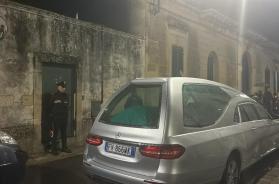 Trovato in mare il cadavere di una donna: indagini a Torre dell'Orso Trovato in mare il cadavere di una donna: indagini a Torre dell'Orso