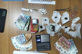 Pulsano, spacciavano droga passandola a mano dalla finestra: arrestati due fratelli e un minorenne