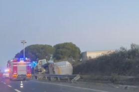Tir si ribalta sulla Lecce-Brindisi: conducente in ospedale in codice arancione, traffico in tilt Tir si ribalta sulla Lecce-Brindisi: conducente in ospedale in codice arancione, traffico in tilt
