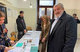 Emiliano al voto: il presidente uscente da solo al seggio nel plesso scolastico Violante a Bari