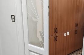 Rissa sfiorata al consiglio comunale di Altamura: porta rotta e vetri in frantumi