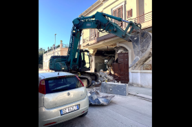 San Ferdinando di Puglia, assalto allo sportello ATM delle Poste con una ruspa: sventrato vano e marciapiede FOTO