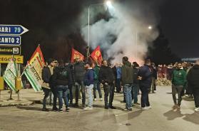 Ex Ilva, sciopero a oltranza dei sindacati contro il Piano del governo. Bloccata la Statale 100 a Taranto. Usb chiede tavolo permanente a Palazzo Chigi VIDEO Ex Ilva, sciopero a oltranza dei sindacati contro il Piano del governo. Bloccata la Statale 100 a Taranto. Usb chiede tavolo permanente a Palazzo Chigi VIDEO