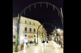 Rutigliano, tra FdI e sindaco è polemica sulle insegne luminose «X Mas» rimosse