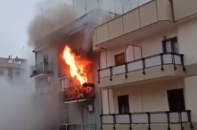 Paura a Taranto, incendio in una palazzina in via Emilia: 5 persone salvate, anche un bambino Paura a Taranto, incendio in una palazzina in via Emilia: 5 persone salvate, anche un bambino