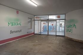 Brindisi, «m***a e mangia soldi»: scritte offensive contro due medici. Asl denuncia: «fatto grave» Brindisi, «m***a e mangia soldi»: scritte offensive contro due medici. Asl denuncia: «fatto grave»