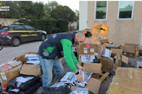 Duemila «Labubu» falsi pronti per lo shopping di Natale: sequestro della Gdf in un capannone a Modugno