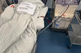Pazienti in dialisi si incatenano ai lettini a Policoro: «Ostaggi della Regione». ASM replica: «Non è prevista nessuna chiusura» FOTO Pazienti in dialisi si incatenano ai lettini a Policoro: «Ostaggi della Regione». ASM replica: «Non è prevista nessuna chiusura» FOTO