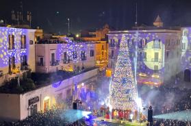 Ecco l'accensione dell’albero in piazza Ferrarese: luci e colori a Bari VIDEO