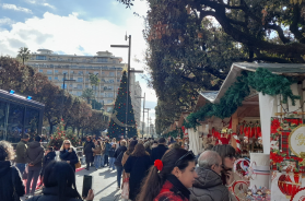 Bari, è partito lo shopping di Natale: pienone in centro, tutti in cerca del regalo perfetto