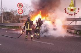 Maserati prende fuoco sulla tangenziale ovest di Lecce: illeso il conducente 38enne