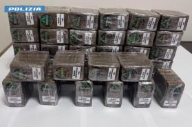 In macchina con 20kg di hashish: arrestato a Francavilla 22enne incensurato, il carico per le piazze di spaccio di Lecce e Brindisi In macchina con 20kg di hashish: arrestato a Francavilla 22enne incensurato, il carico per le piazze di spaccio di Lecce e Brindisi